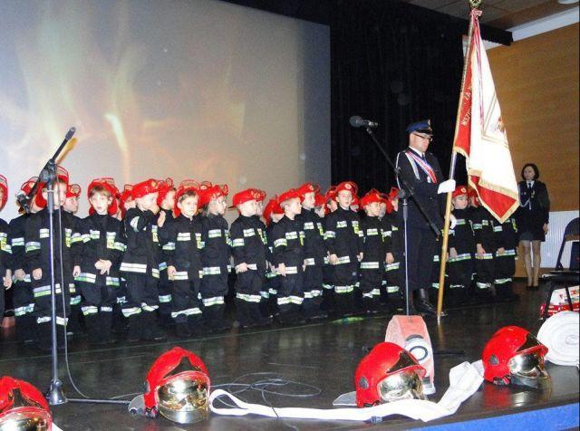 04-12-2015 - Uroczyste pasowanie na strażaka.